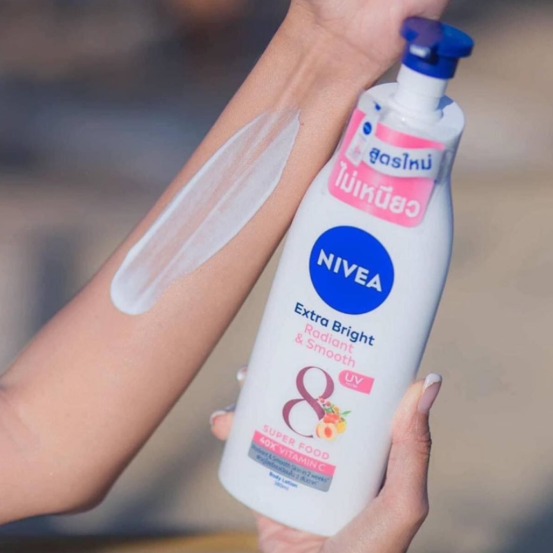 Vệt lotion trắng cho thấy chất sữa dễ tán trên da