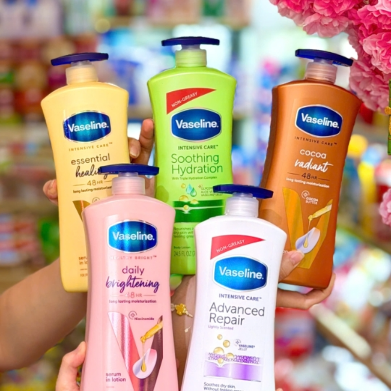 Các phiên bản Vaseline đặt cạnh nhau, chai Essential Healing nằm bên trái