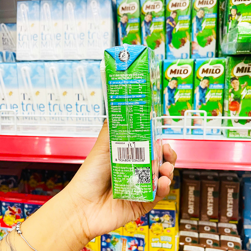 Bảng thông tin dinh dưỡng và mã vạch trên cạnh hộp