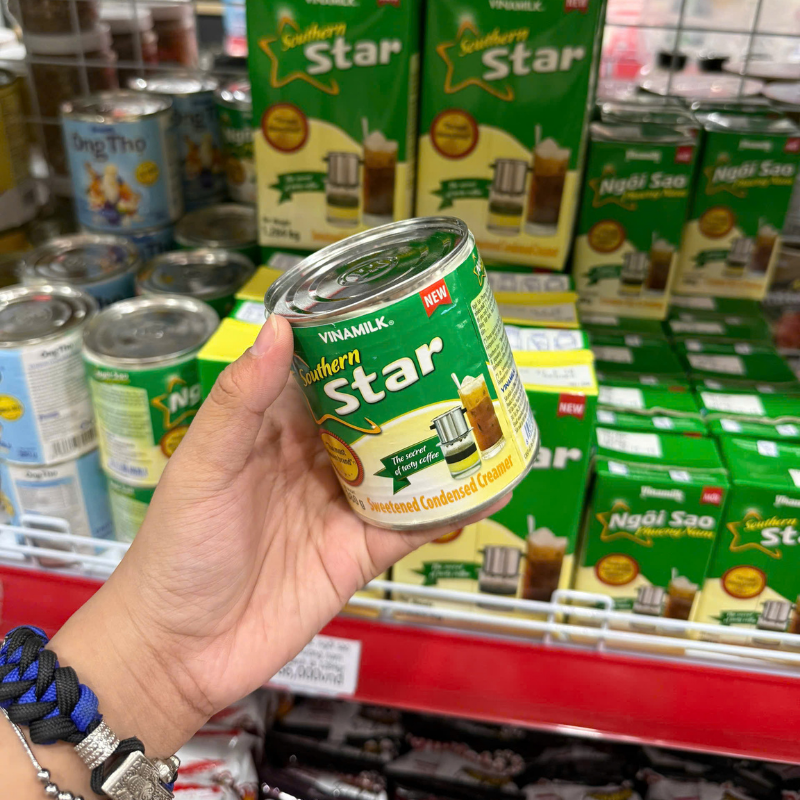 Mặt trước lon với tông xanh lá đặc trưng