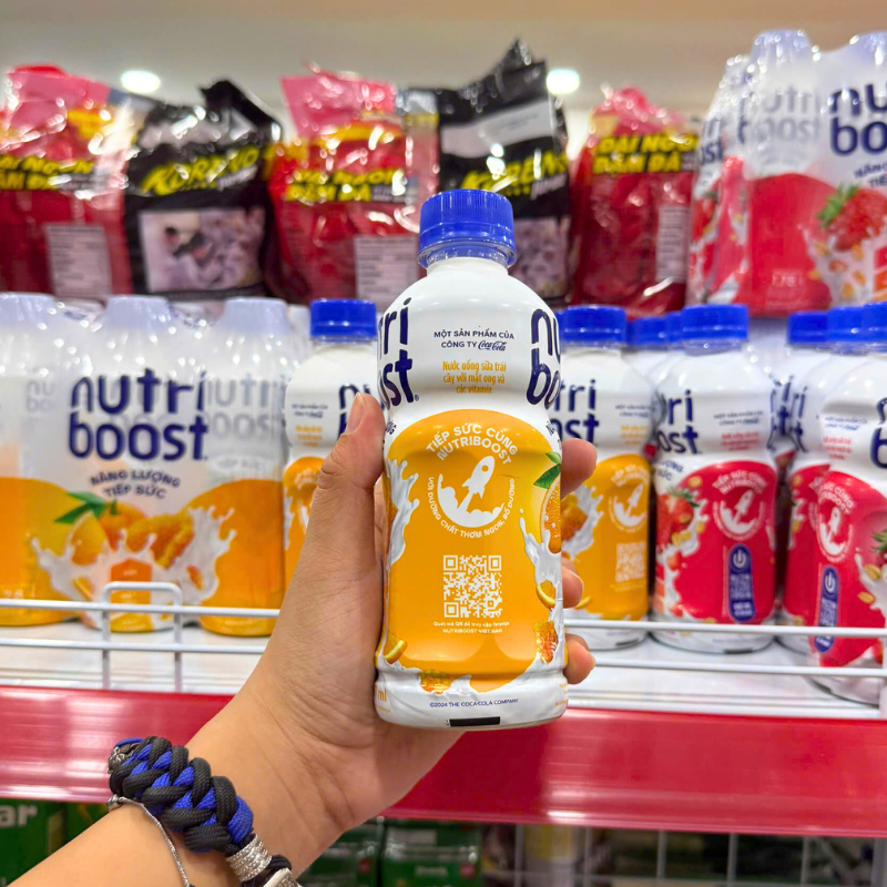 Mặt sau chai với thông tin hướng dẫn và mã QR trên nhãn