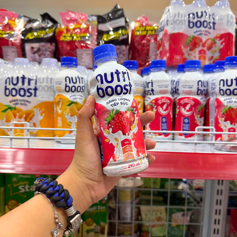 Mặt trước chai với thiết kế vị dâu nổi bật