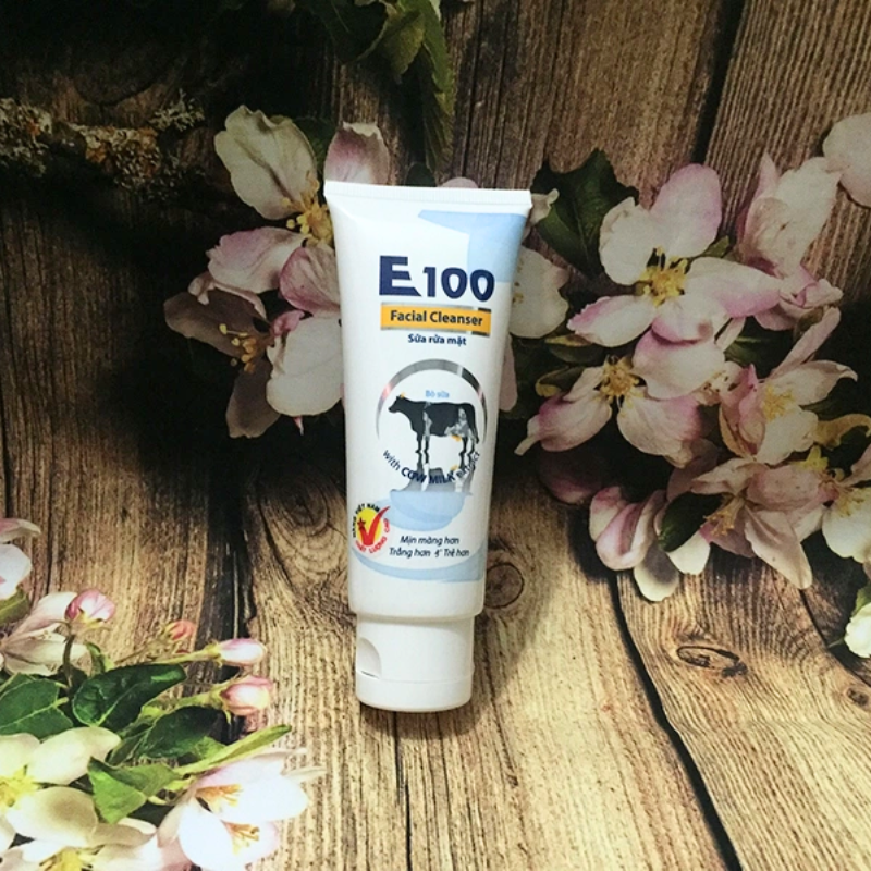 Hình ảnh tuýp E100 đặt trên nền trang trí