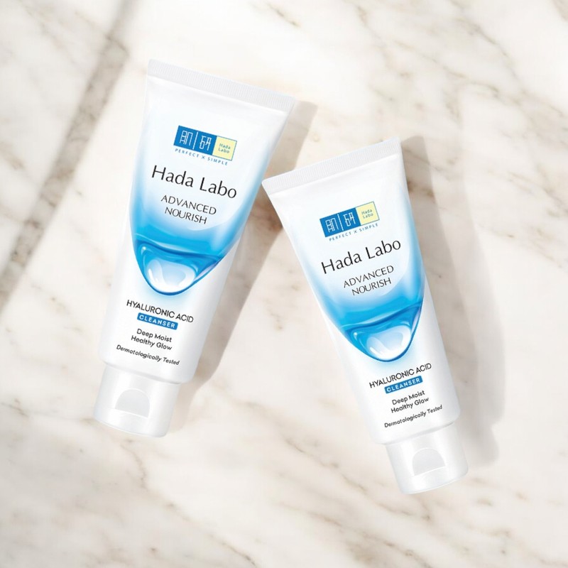 Bao bì tuýp trắng chuyển xanh, chữ “Hada Labo Advanced Nourish” rõ nét