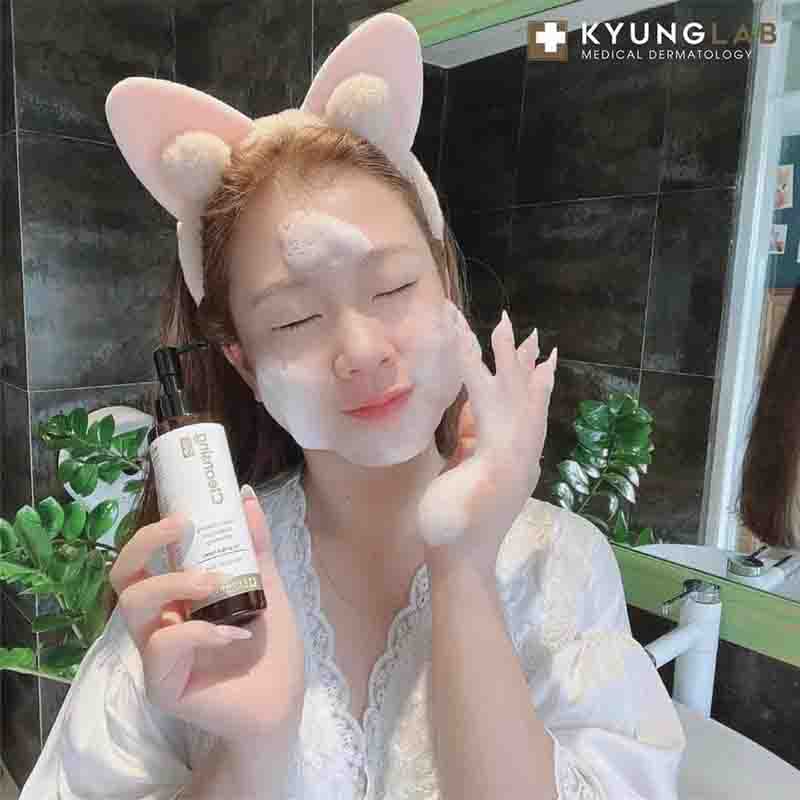 Minh họa lớp bọt khi sử dụng trên da mặt