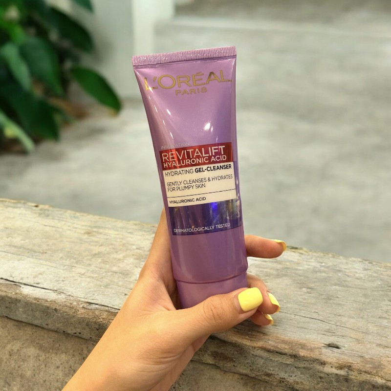 Mặt trước tuýp tím với tên Revitalift Hyaluronic Acid khá rõ.