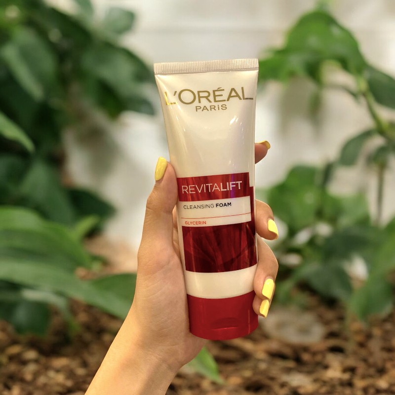 Tuýp 100ml được cầm gọn trong tay, thân trắng nắp đỏ dễ nhận ra