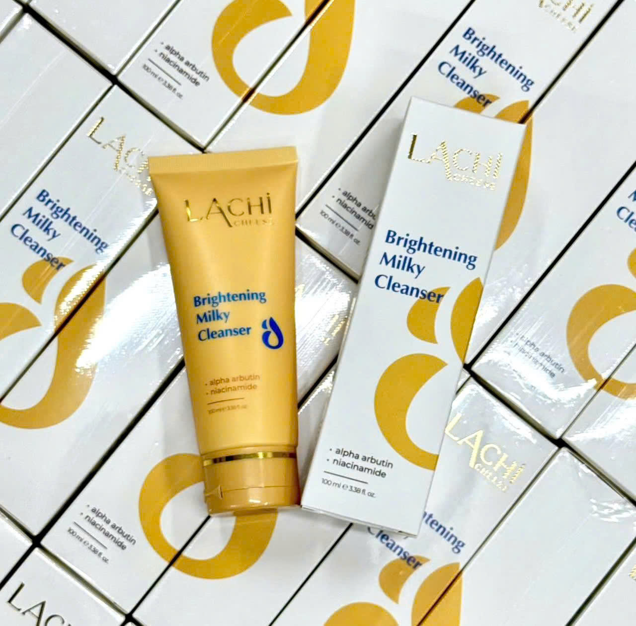 Mặt trước bao bì thể hiện alpha arbutin và niacinamide
