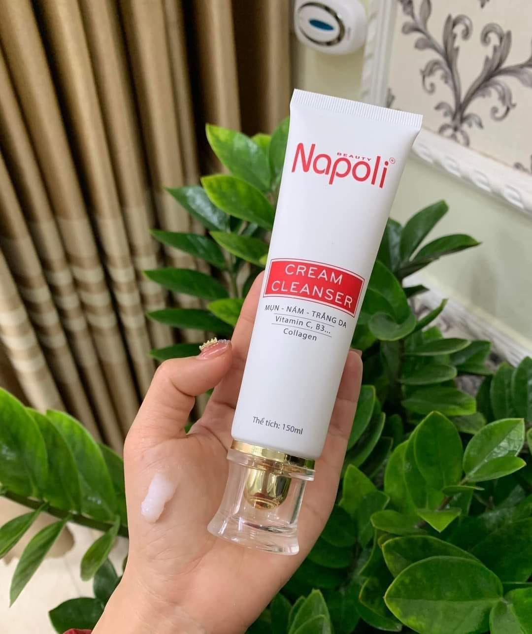 Ảnh cận sản phẩm cầm tay, thấy rõ tên gọi và dung tích 150ml