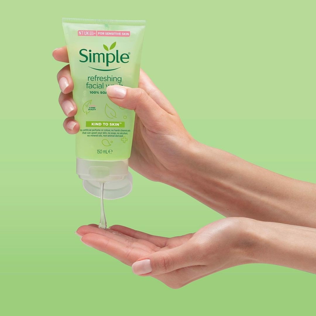 Sữa rửa mặt Simple Kind To Skin Refreshing Facial Wash Gel 150ml