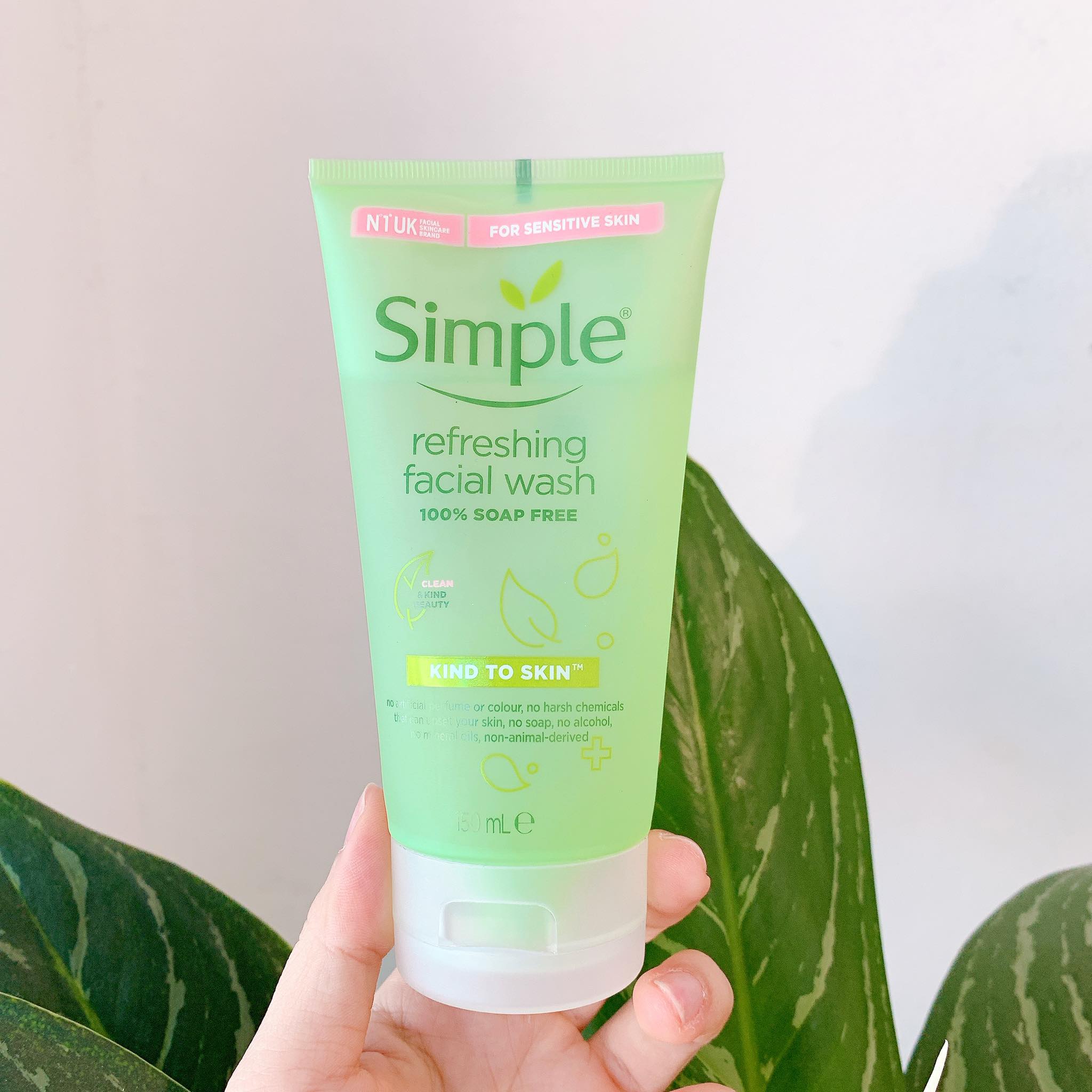 Sữa rửa mặt Simple Kind To Skin Refreshing Facial Wash Gel 150ml