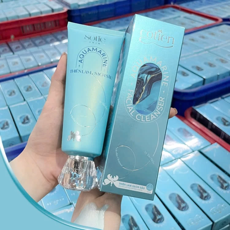 Tuýp xanh nhạt đi cùng hộp đồng bộ, chữ Aquamarine hiện rõ mặt trước
