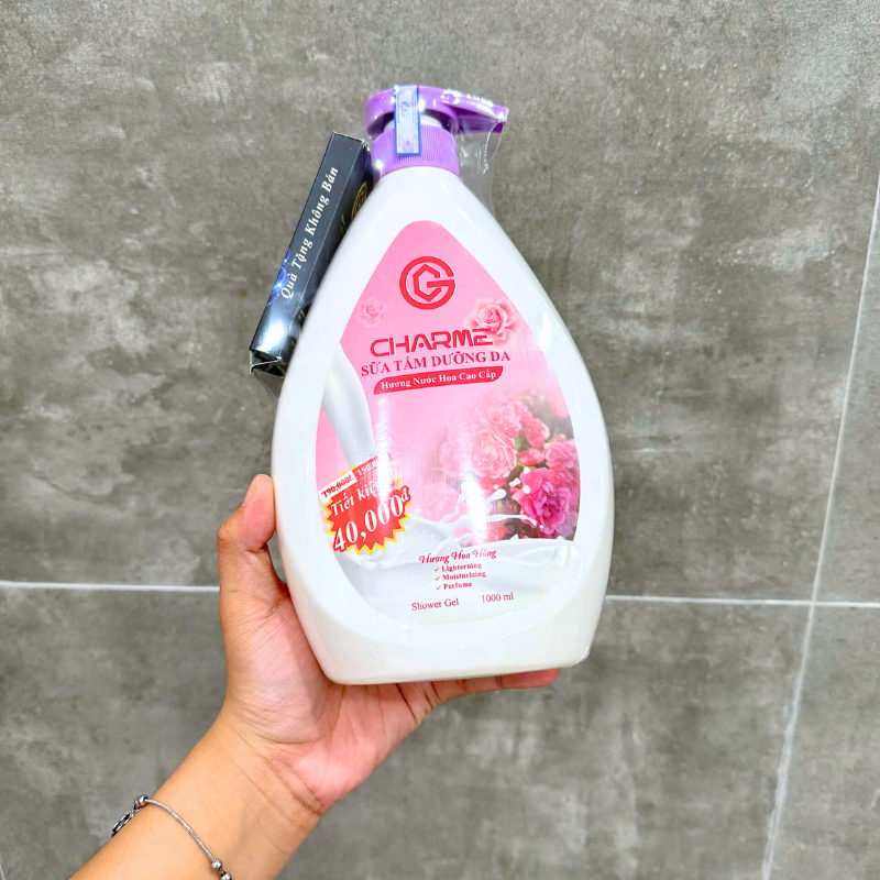 Sữa tắm Charme cầm gọn trên tay, dễ hình dung kích thước chai 1 lít