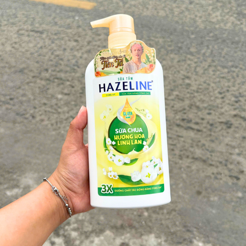 Sữa Tắm Hazeline Tone Up Nâng Tông Da 3X Sữa Chua Hương Hoa Linh Lan 667ml