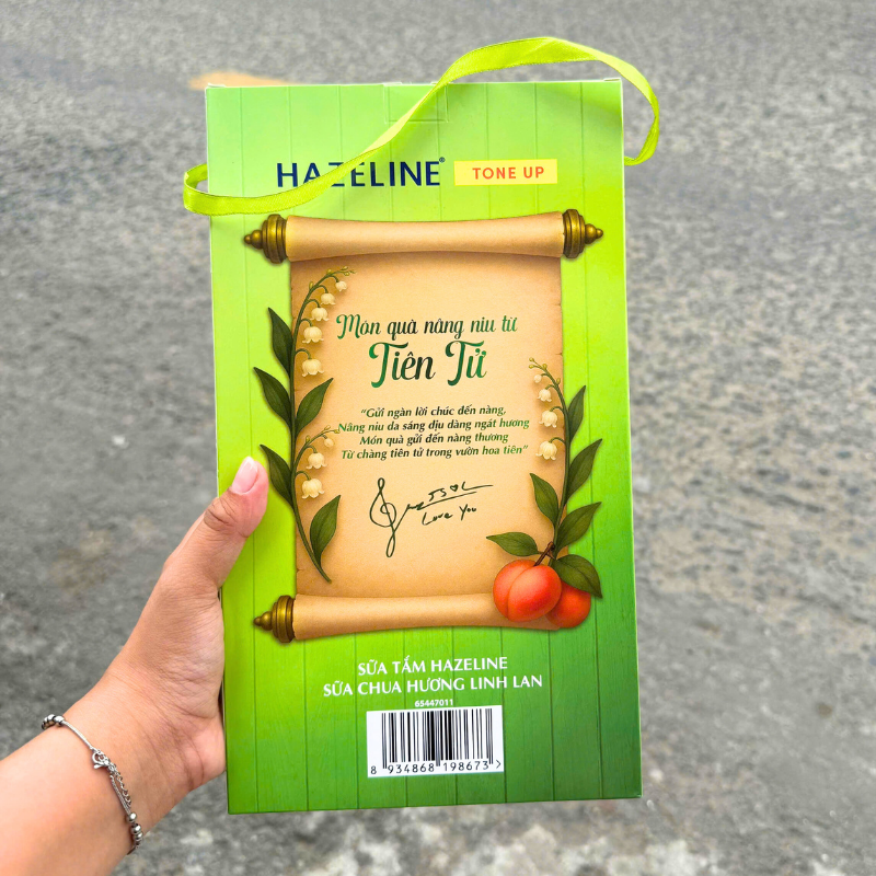Sữa Tắm Hazeline Tone Up Nâng Tông Da 3X Sữa Chua Hương Hoa Linh Lan 667ml