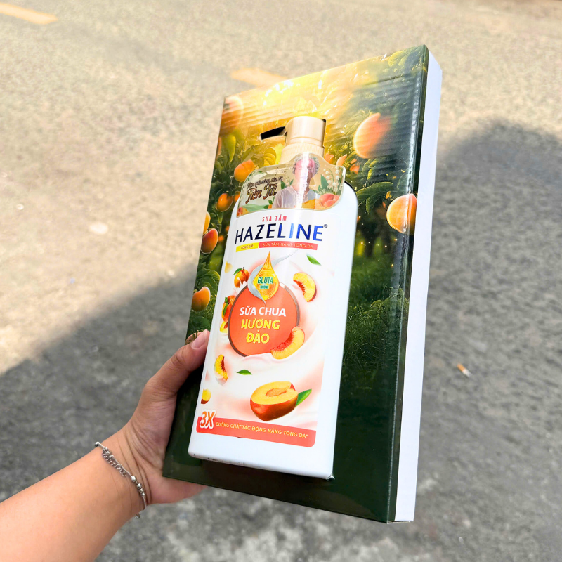 Góc nhìn nghiêng cho thấy thiết kế chai lớn tiện cầm nắm khi dùng