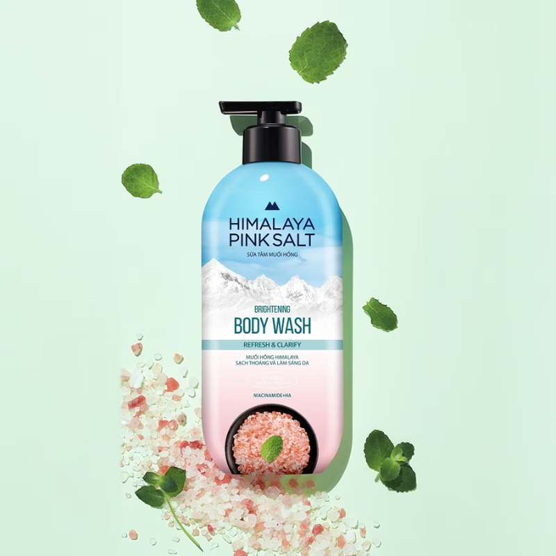 Chai pump xanh hồng đặt giữa lá bạc hà, gợi cảm giác tươi mát.