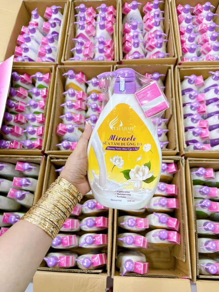 Thiết kế chai dung tích 1000ml với vòi nhấn tiện sử dụng