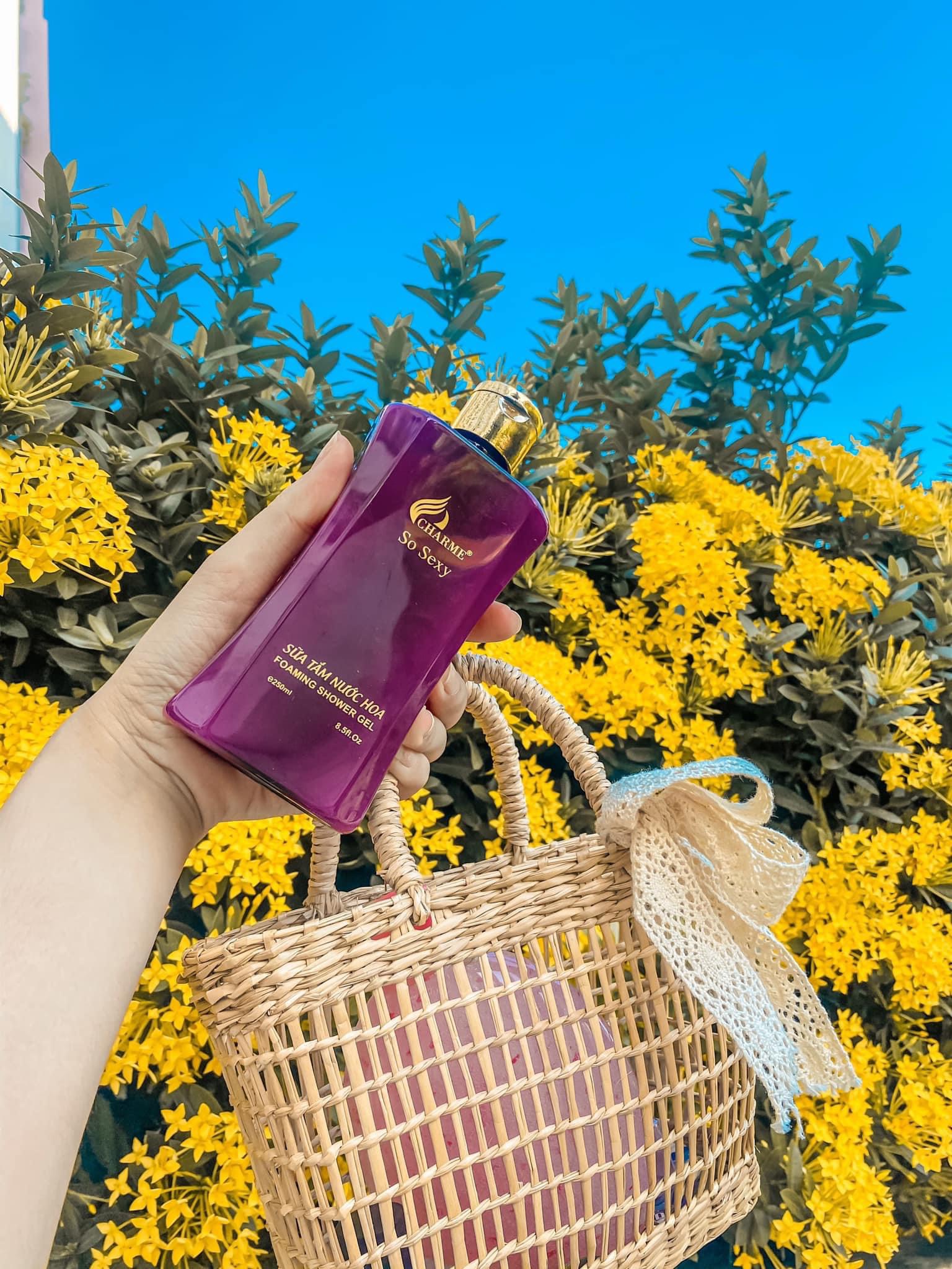 Thiết kế chai gọn tay, phù hợp dùng hằng ngày