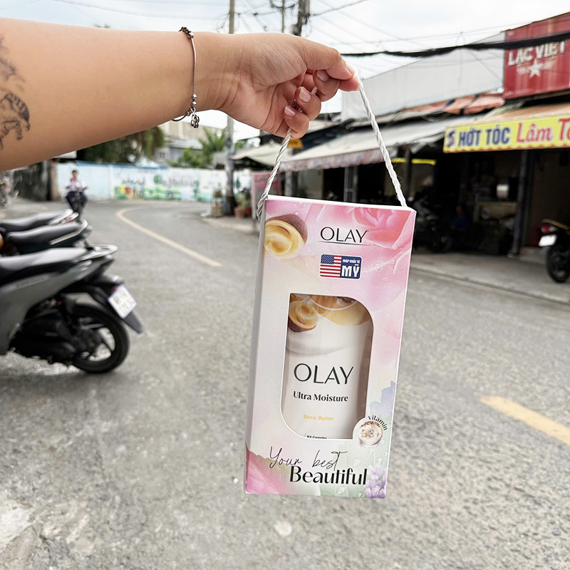 Thiết kế hộp quà tông hồng cầm tay gọn gàng
