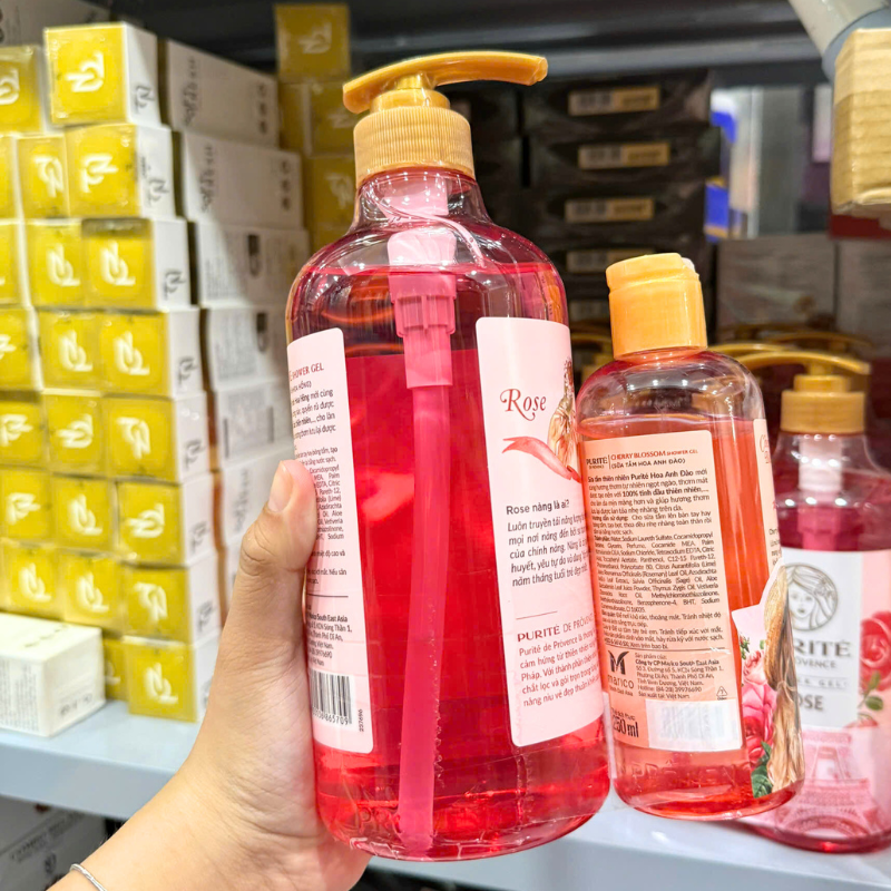 Góc nhìn chai pump dung tích lớn và chai quà tặng đi kèm.