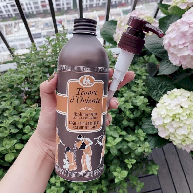 Chai sản phẩm kèm đầu pump tiện lấy dung dịch khi dùng