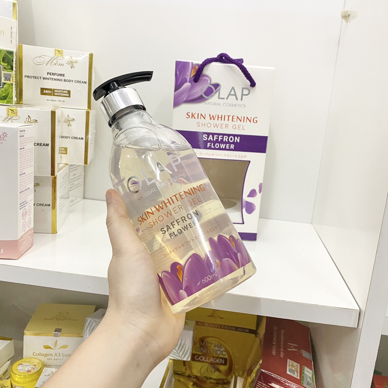 Dạng chai 600ml cầm tay, tiện dùng trong thói quen tắm hằng ngày