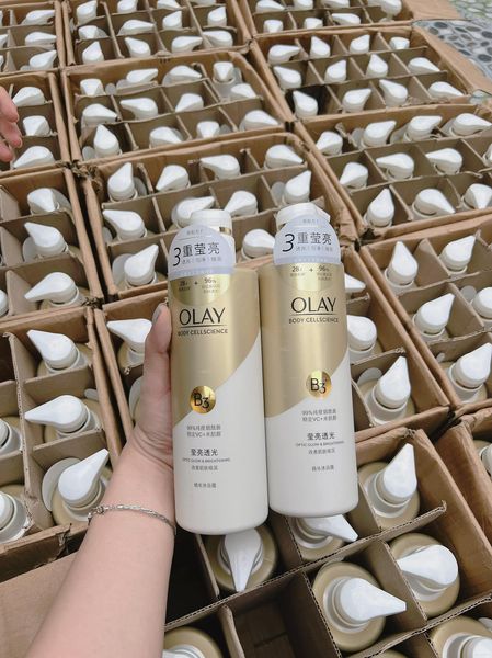 Cận cảnh hai chai sản phẩm cùng tông màu trắng vàng đặc trưng