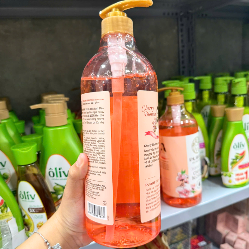 Thân chai trong suốt và màu gel hồng cam của sản phẩm