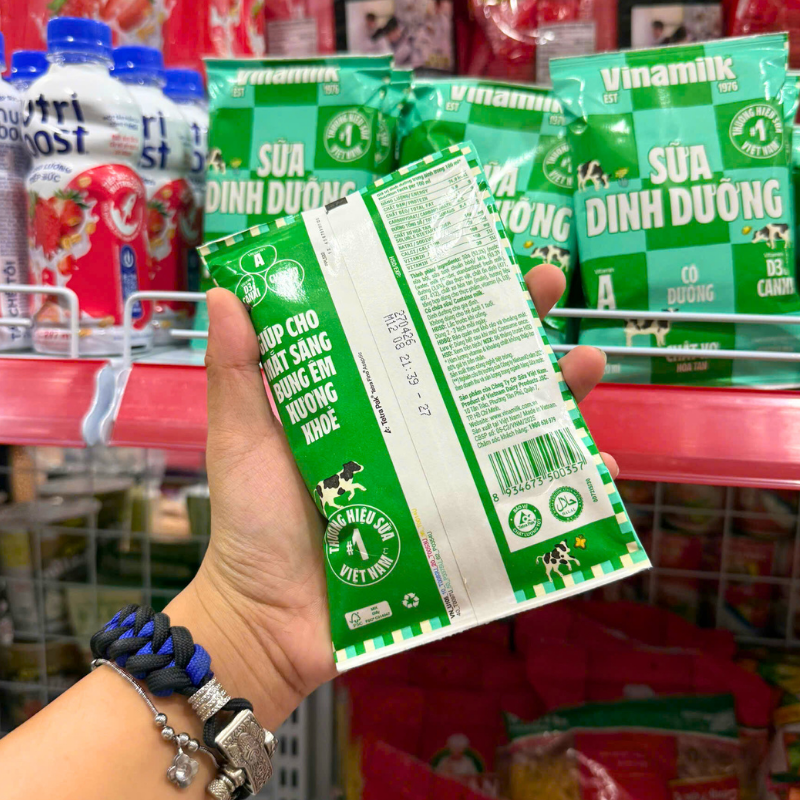 Mặt sau bao bì với thông tin sản phẩm và mã vạch