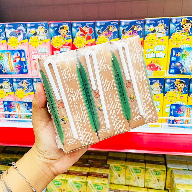 Mặt sau sản phẩm với thông tin dinh dưỡng và ống hút đi kèm