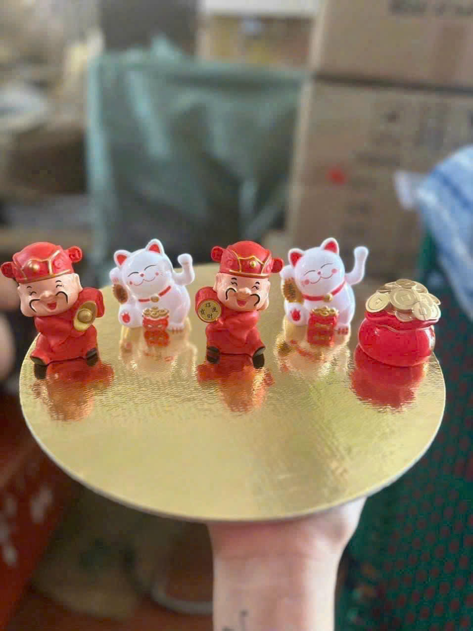 Các mẫu mini Thần Tài, mèo thần tài và hũ vàng đặt cạnh nhau