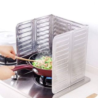 Tấm chắn dựng quanh bếp khi nấu ăn