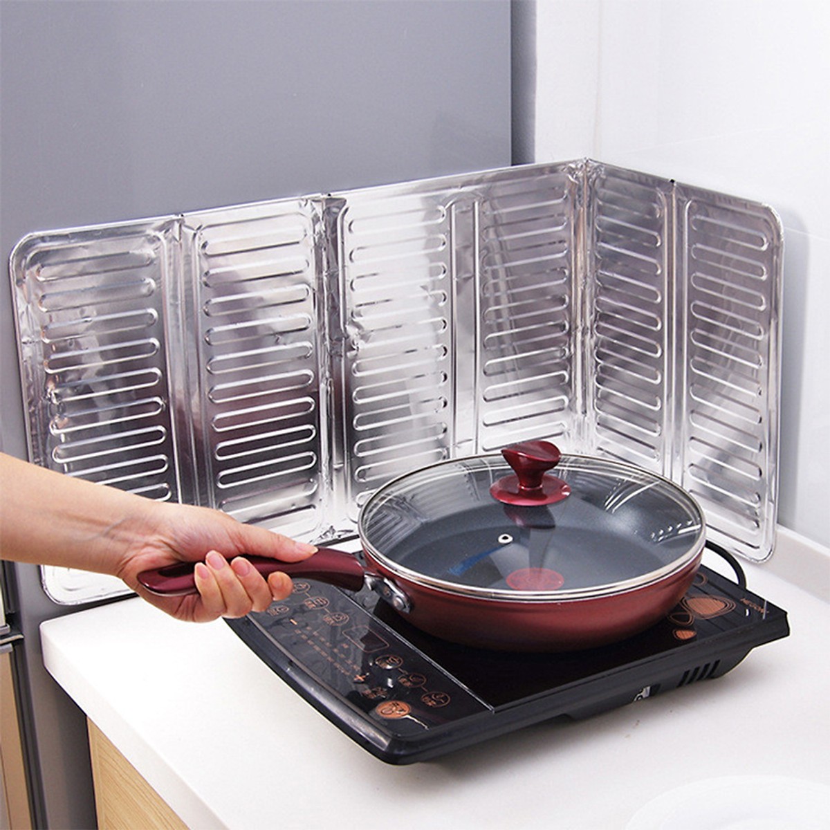 Minh họa lắp tấm chắn phía sau bếp