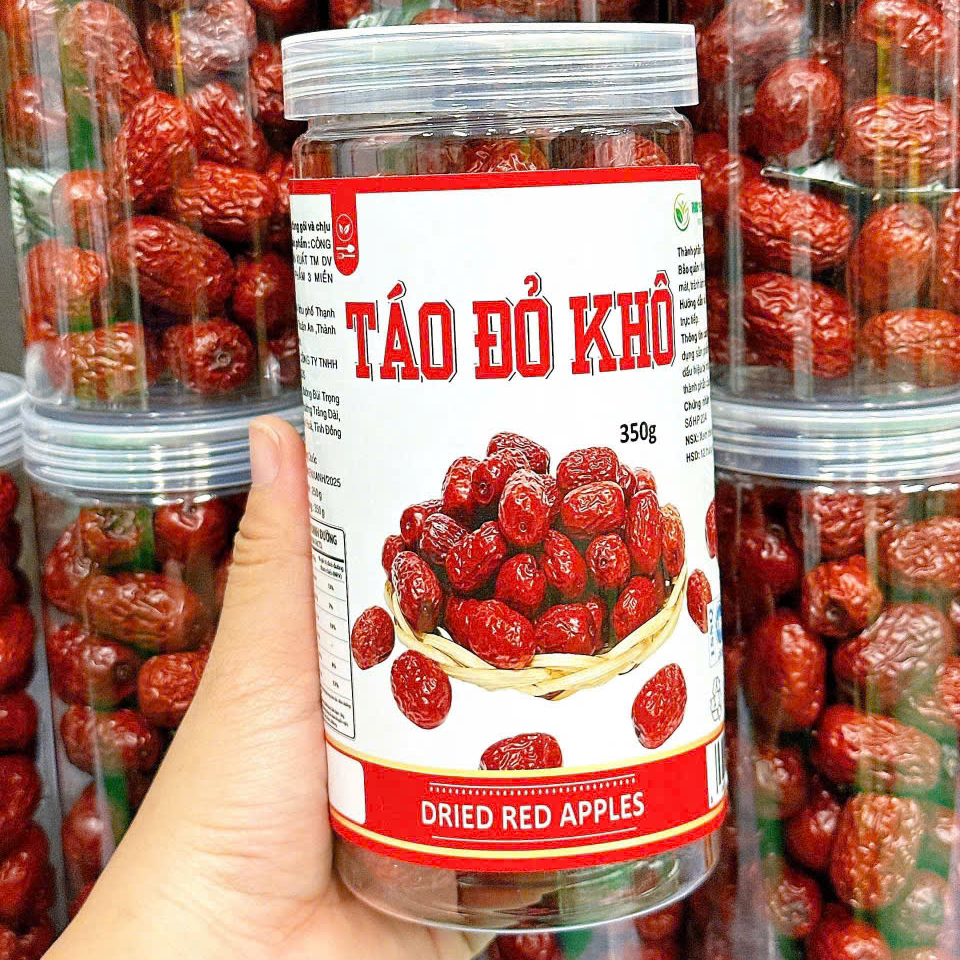 Cận cảnh nhãn sản phẩm “TÁO ĐỎ KHÔ” và trái táo nguyên quả