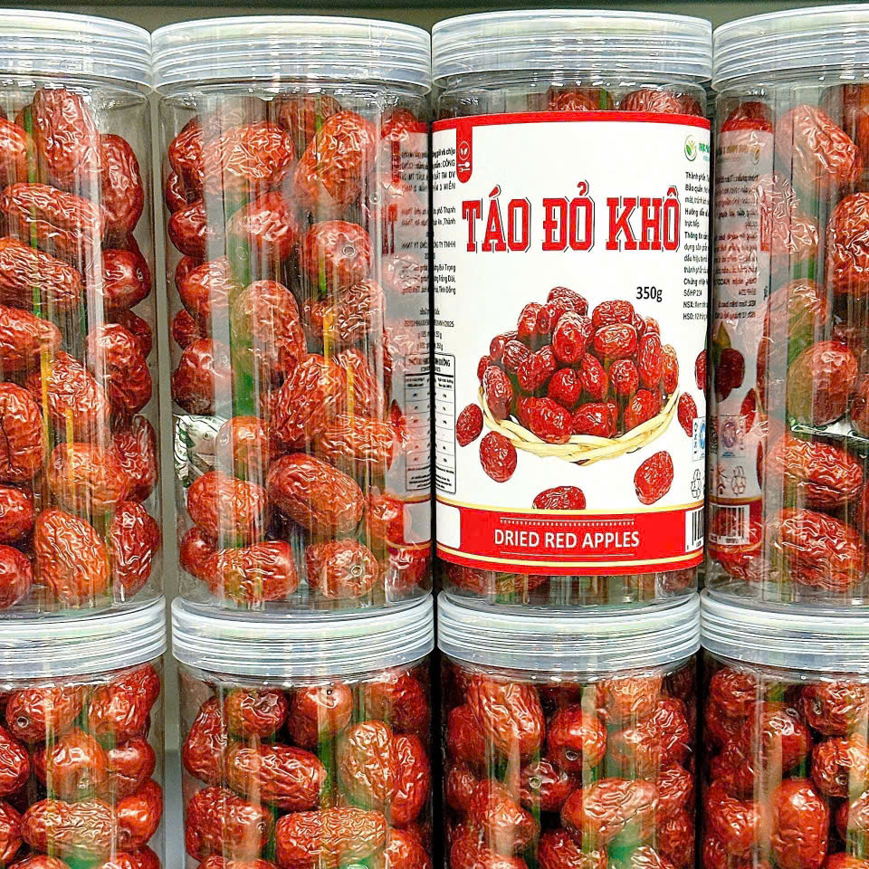 Nhiều hũ táo đỏ khô đóng nắp kín, tiện cất gọn
