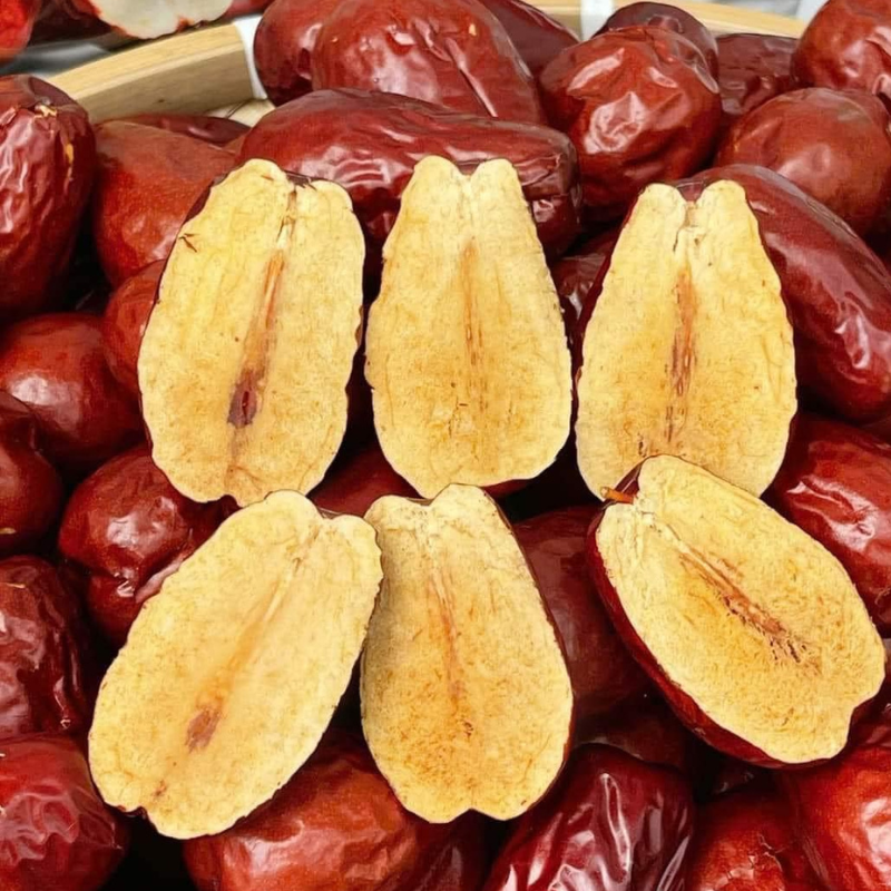 Màu sắc tự nhiên của táo đỏ sấy khi bổ đôi