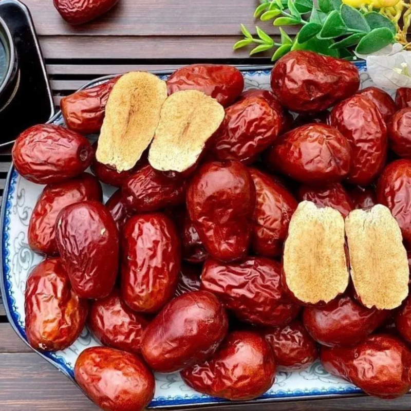 Cận cảnh quả táo đỏ nguyên trái và phần ruột bên trong