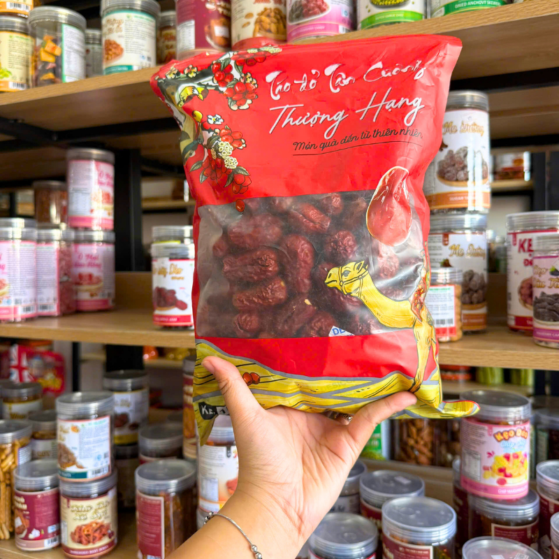 Mặt trước túi 1kg với phần táo đỏ sấy nhìn thấy rõ qua cửa sổ bao bì