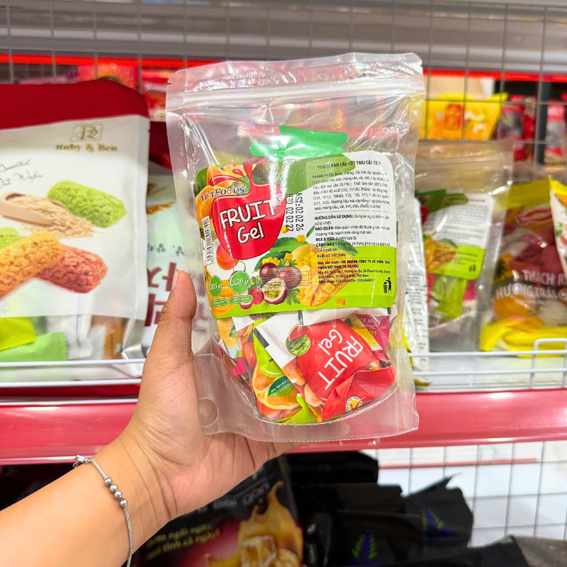 Mặt trước túi sản phẩm với nhãn Fruit Gel và khối lượng 330g