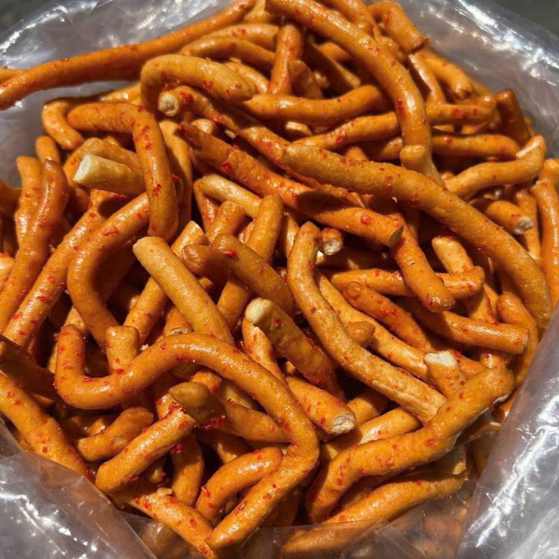 Cận cảnh bánh que giòn phủ gia vị mặn