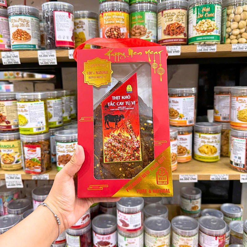 Hộp quà màu đỏ có quai xách