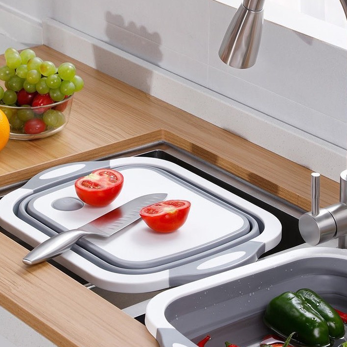 Thớt đặt gọn tại khu vực bồn rửa để sơ chế thực phẩm