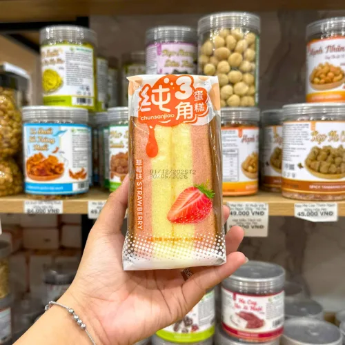 1 Thùng Bánh Bông Lan Tam Giác CHUNSANJIAO Vị Dâu - Màu Hồng