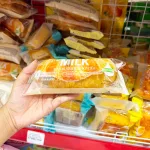 1 Thùng Bánh Mì Sừng Bò WEICHUDAO Vị Sữa - Thùng 32 Cái
