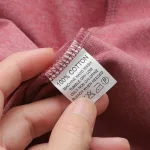 Áo thun nam cỏ tròn in chữ V chất cotton muối