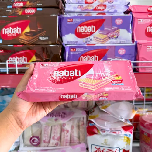 Bánh Kem Xốp NABATI Vị Dâu Dạng Thanh Dài 110g Gói Màu Hồng