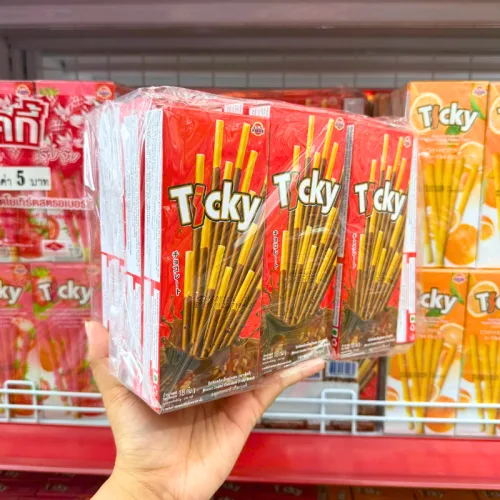 Bánh Que Đũa Phủ Socola Ticky Uni Firms Lốc 13 Hộp - Màu Đỏ