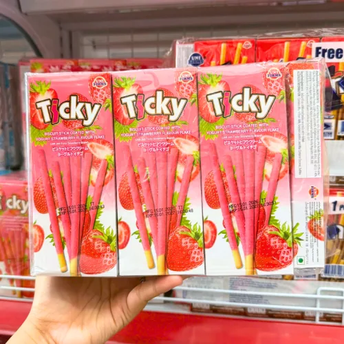 Hình ảnh Bánh Que Đũa Phủ Yogurt Dâu Ticky Uni Firms Lốc 13 Hộp - Màu Hồng trong bộ sưu tập Ticky