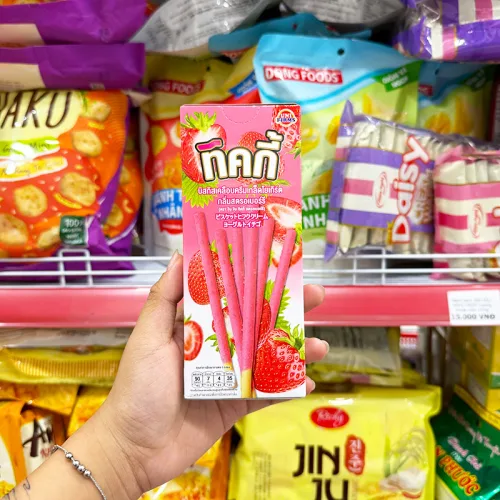 Khám phá Bánh Que Đũa Phủ Yogurt Dâu Ticky Uni Firms - Màu Hồng thuộc nhóm Ticky